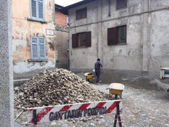 I lavori in centro a Castello Cabiaglio