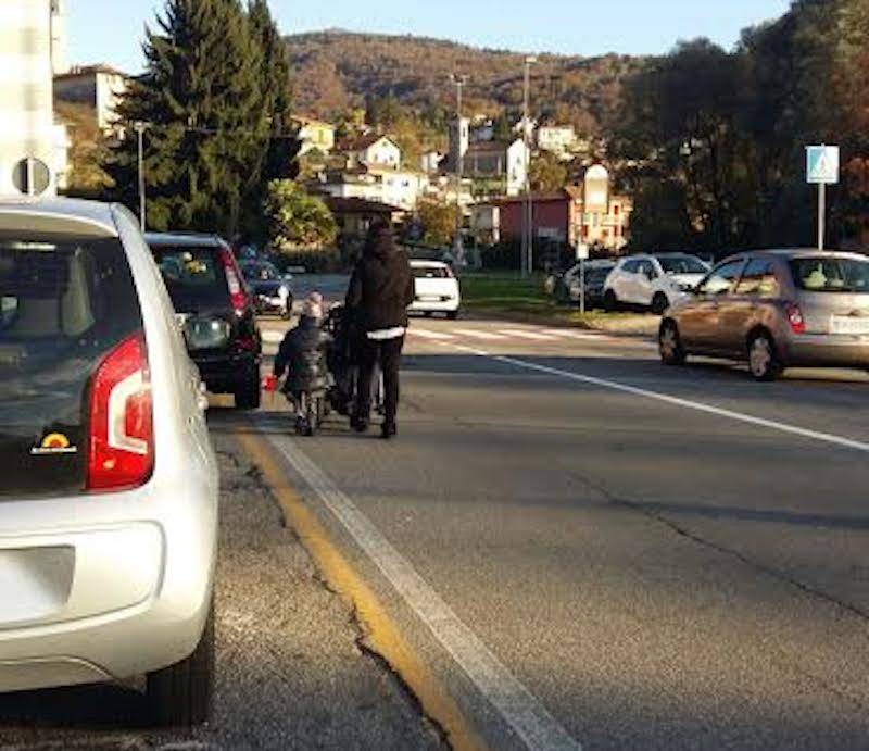 Sosta selvaggia, la denuncia di una madre