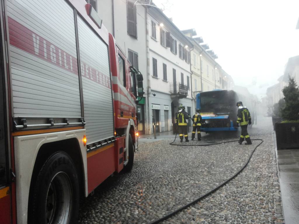 Pullman in fiamme a Tradate