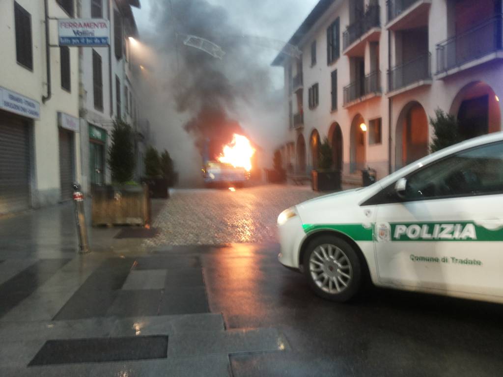 Pullman in fiamme a Tradate