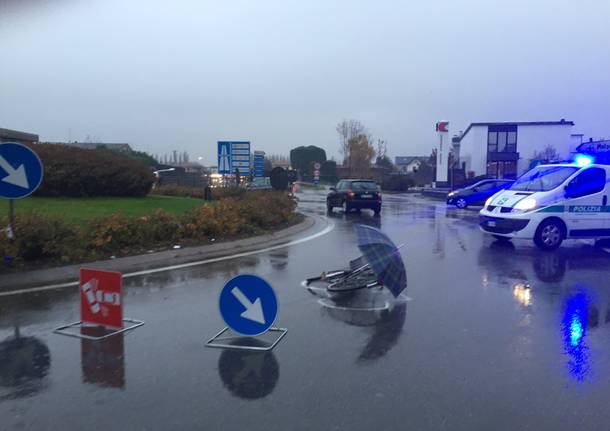 Ciclista investita in via Checchi a Gallarate