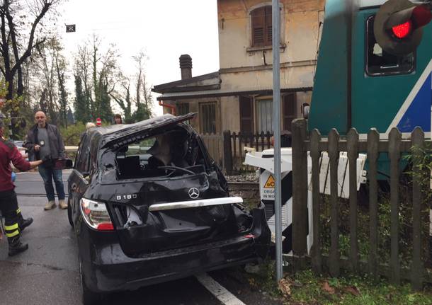 Rimane chiusa nel passaggio a livello, auto urtata dal treno