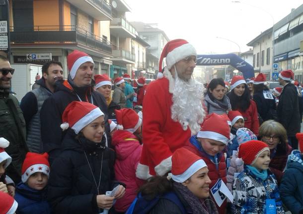 La corsa dei babbi Natale a Besozzo