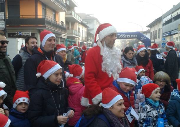 La corsa dei Babbi Natale a Besozzo