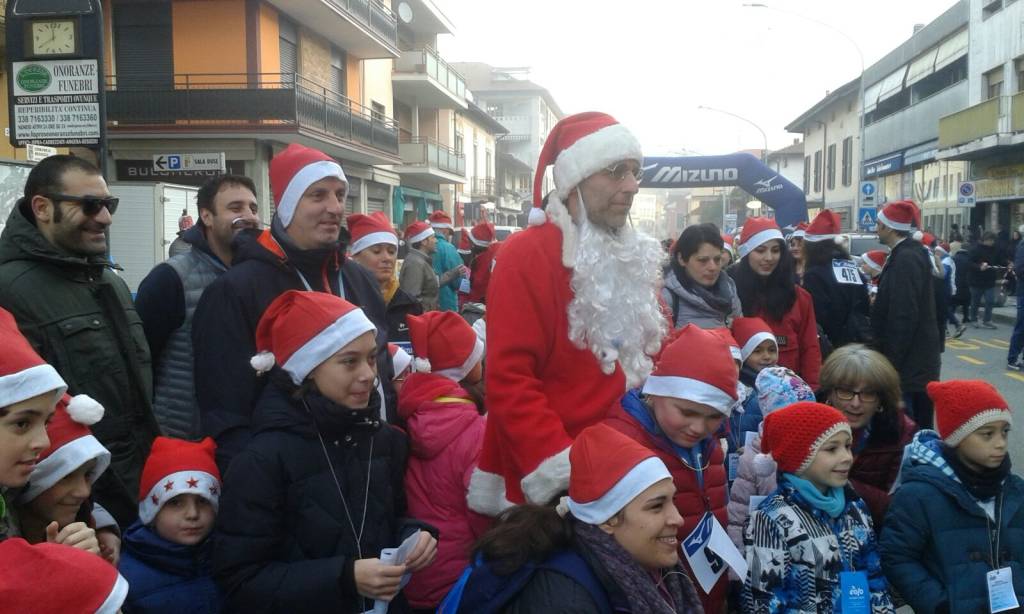 La corsa dei Babbi Natale a Besozzo