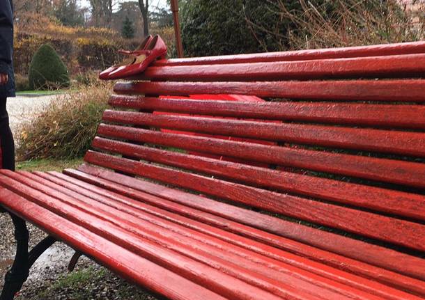 Panchina degli Estensi dipinta di rosso contro la violenza sulle donne