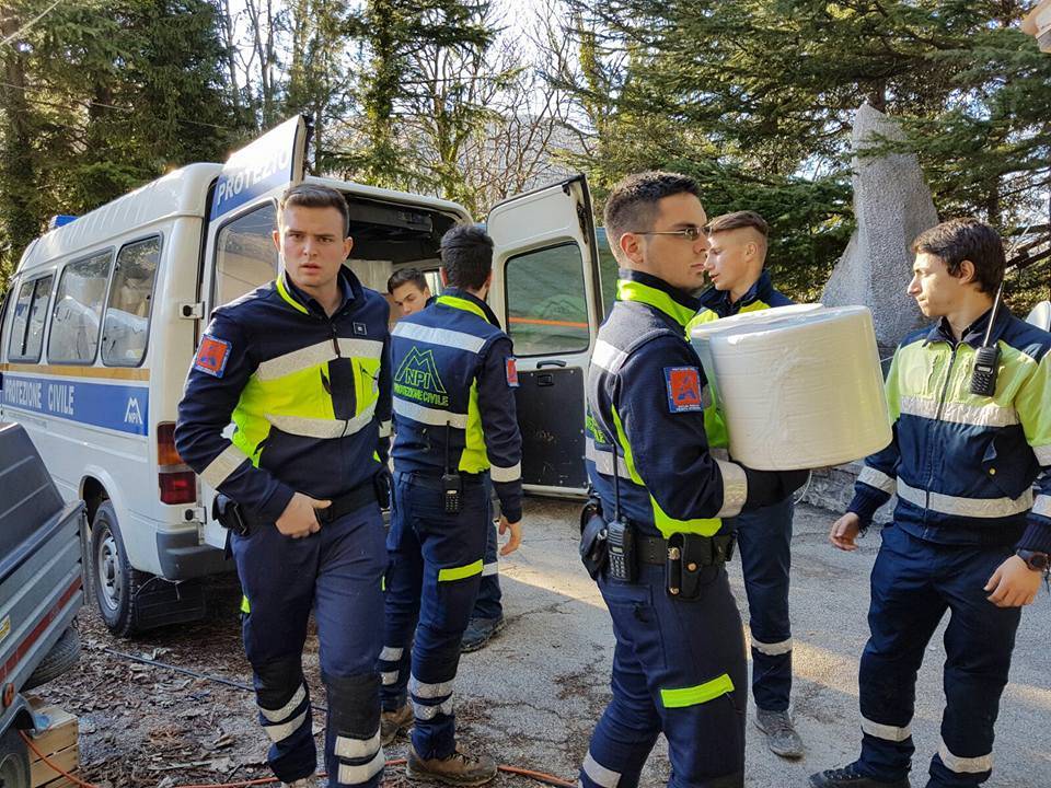 Porto Ceresio - I volontari della Protezione civile a Bolognola (Macerata)