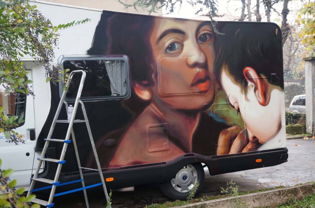 Ravo dipinge Caravaggio sul camper della Cooperativa