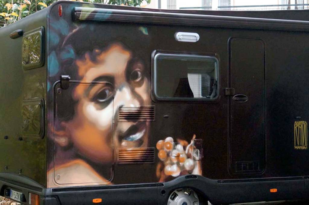 Ravo dipinge Caravaggio sul camper della Cooperativa