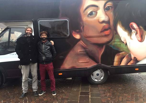 Ravo dipinge Caravaggio sul camper della Cooperativa