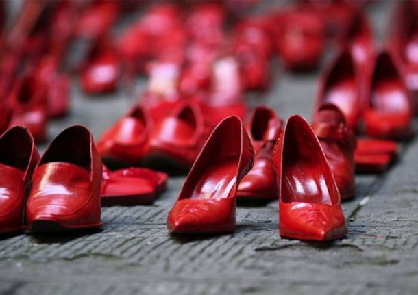 Scarpe rosse contro al violenza sulle donne