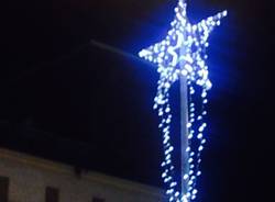 Si accende l'albero di Natale in piazza Monte Grappa a Varese