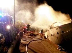 A fuoco uno yacht a Loano, tre morti (foto di Ivg.it)