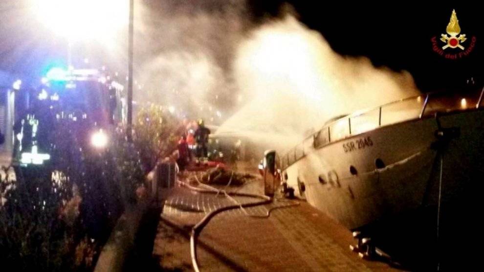 A fuoco uno yacht a Loano, tre morti (foto di Ivg.it)