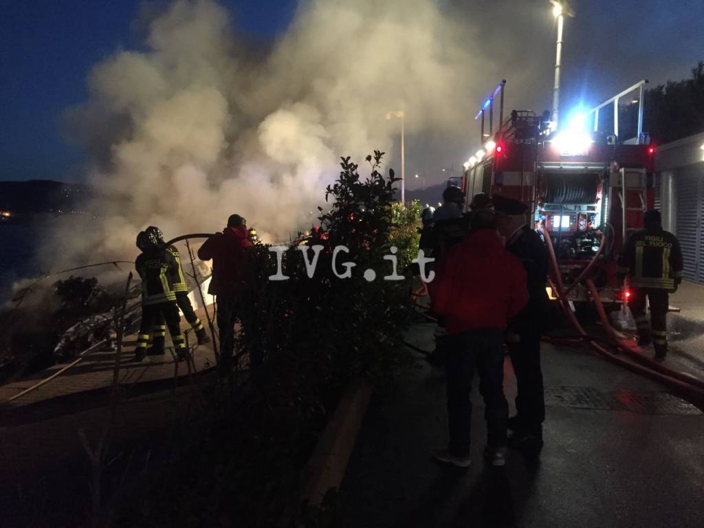 A fuoco uno yacht a Loano, tre morti (foto di Ivg.it)