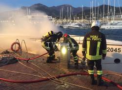 A fuoco uno yacht a Loano, tre morti (foto di Ivg.it)