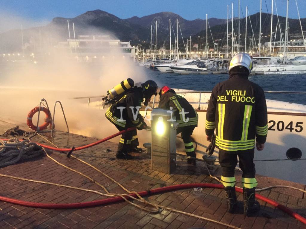 A fuoco uno yacht a Loano, tre morti (foto di Ivg.it)