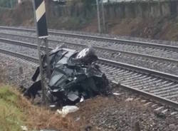 Auto esce di strada e finisce sui binari a Somma Lombardo