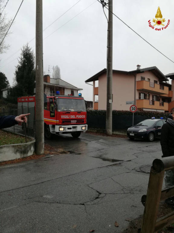 Auto esce di strada e finisce sui binari a Somma Lombardo