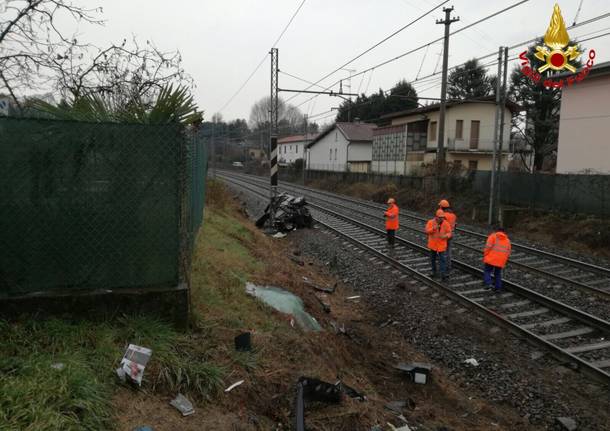 Auto esce di strada e precipita sui binari