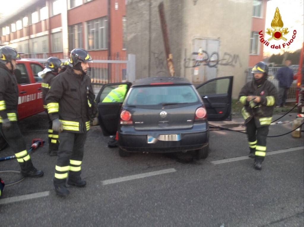 Auto fuori strada, arrivano i pompieri