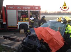 Auto fuori strada, arrivano i pompieri
