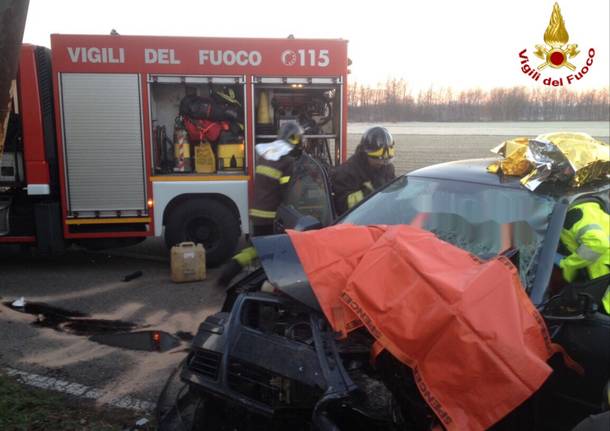 Auto fuori strada, arrivano i pompieri