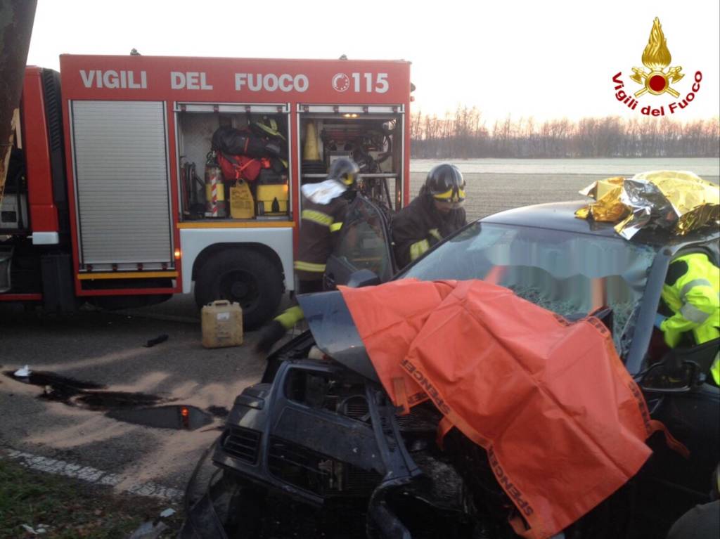 Auto fuori strada, arrivano i pompieri