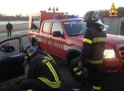 Auto fuori strada, arrivano i pompieri