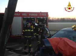 Auto fuori strada, arrivano i pompieri