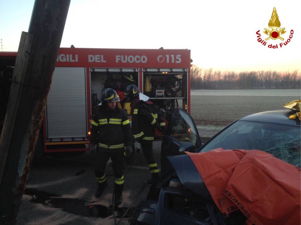 Auto fuori strada, arrivano i pompieri