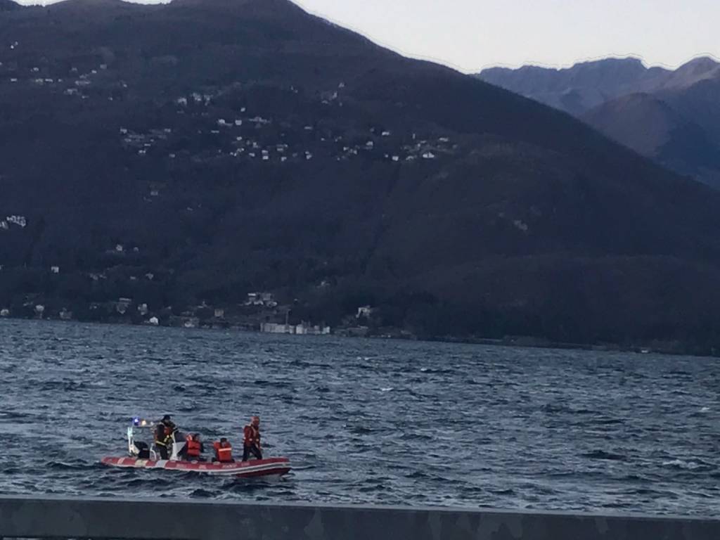 Barca in panne a Luino 