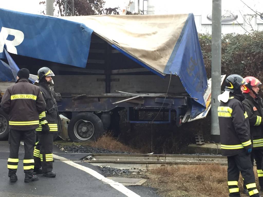 Camion colpito da un treno a Ternate