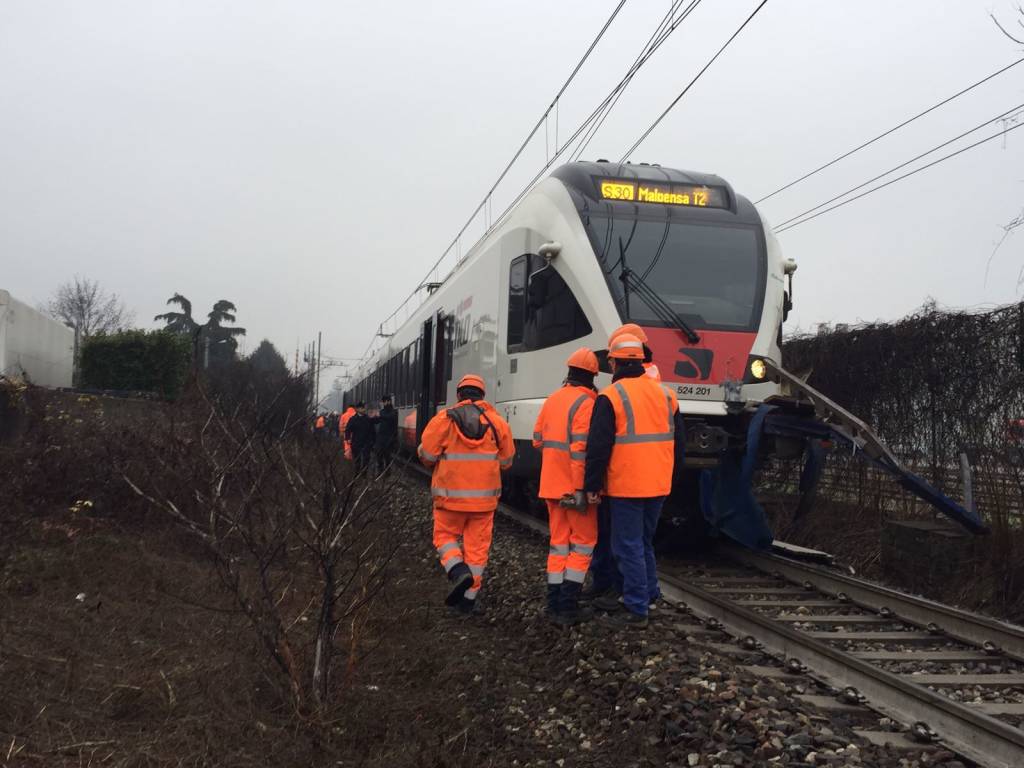 Camion colpito da un treno a Ternate