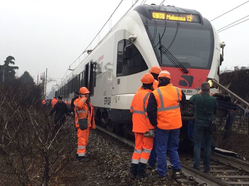 Camion colpito da un treno a Ternate