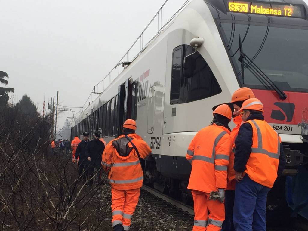 Camion colpito da un treno a Ternate