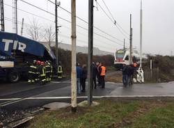 Camion colpito da un treno a Ternate