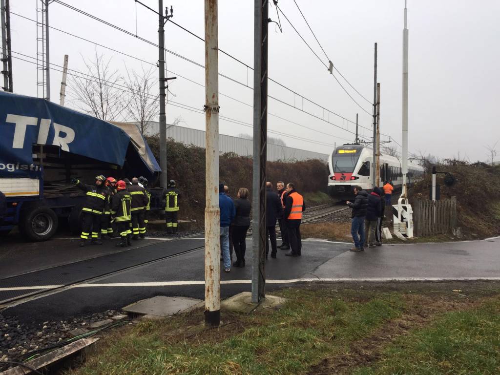 Camion colpito da un treno a Ternate