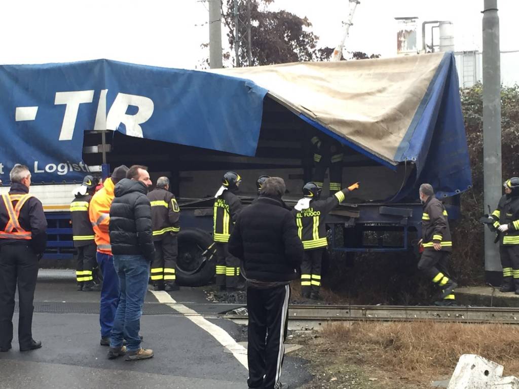 Camion colpito da un treno a Ternate