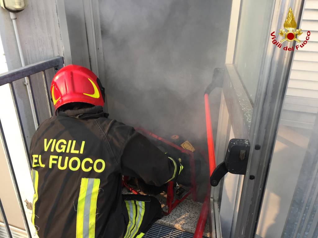 Incendio alla ex Ratti, le immagini dei Vigili del Fuoco
