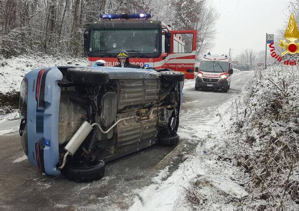 Auto ribaltata a Malgesso