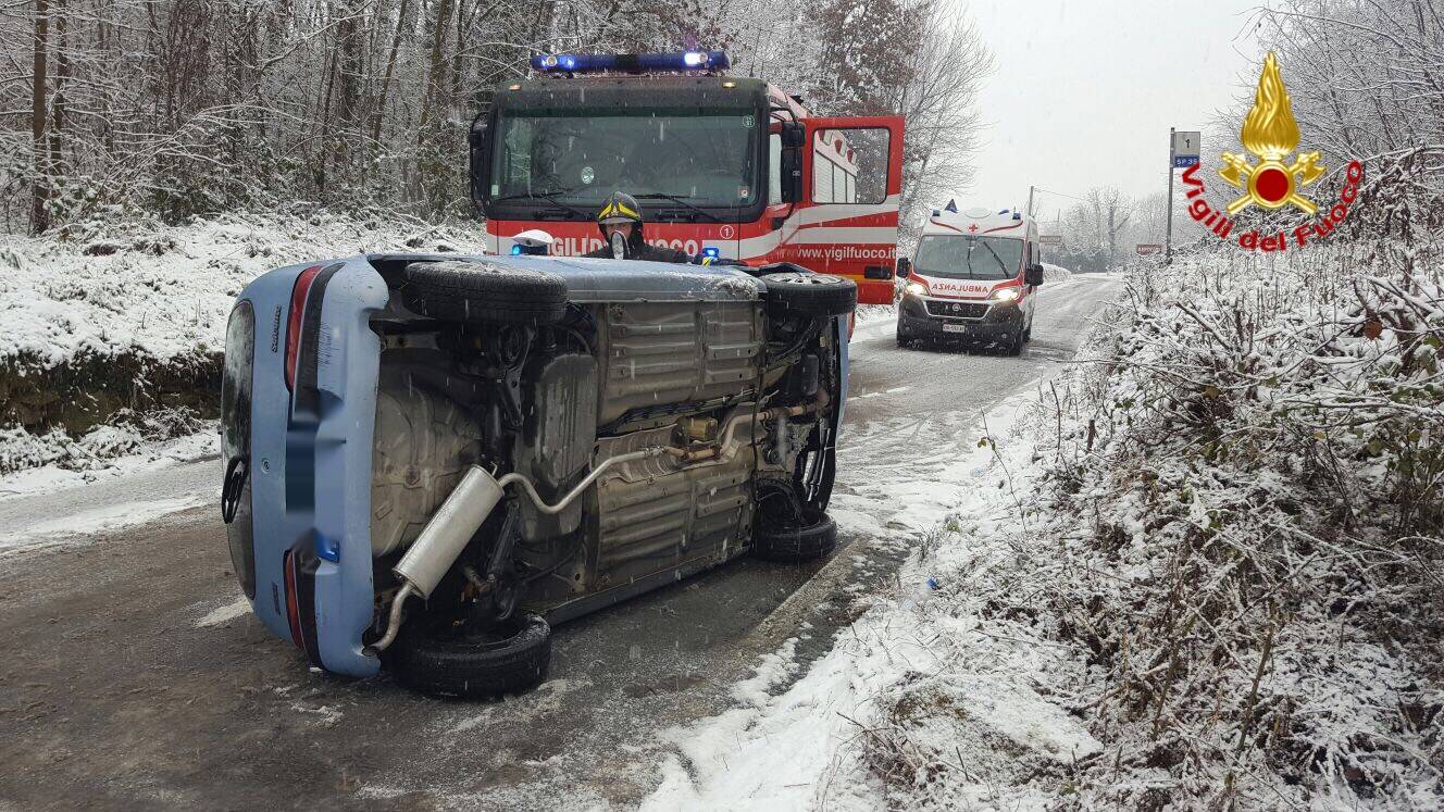 Auto ribaltata a Malgesso