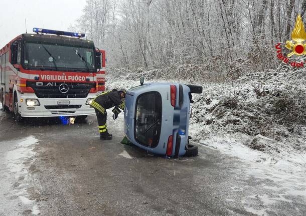 Auto ribaltata a Malgesso