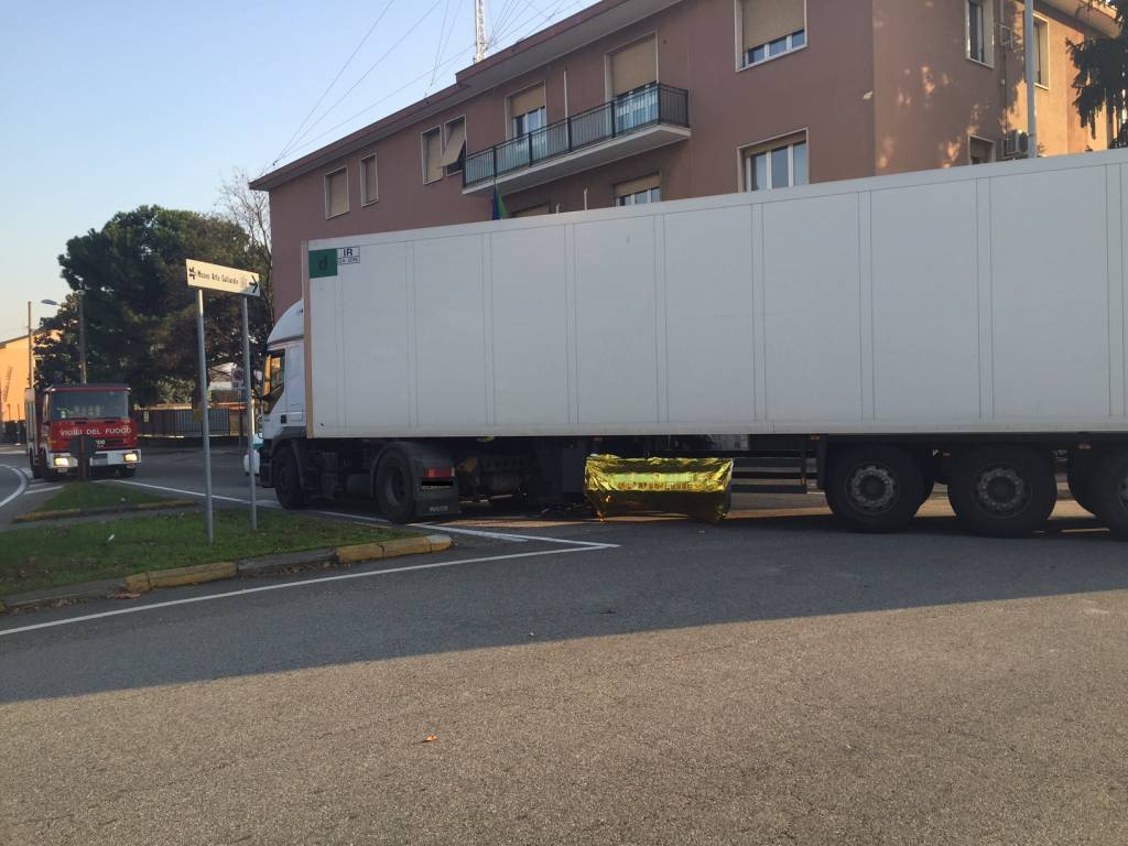 Ciclista travolto da un camion Gallarate 5 dicembre 2016