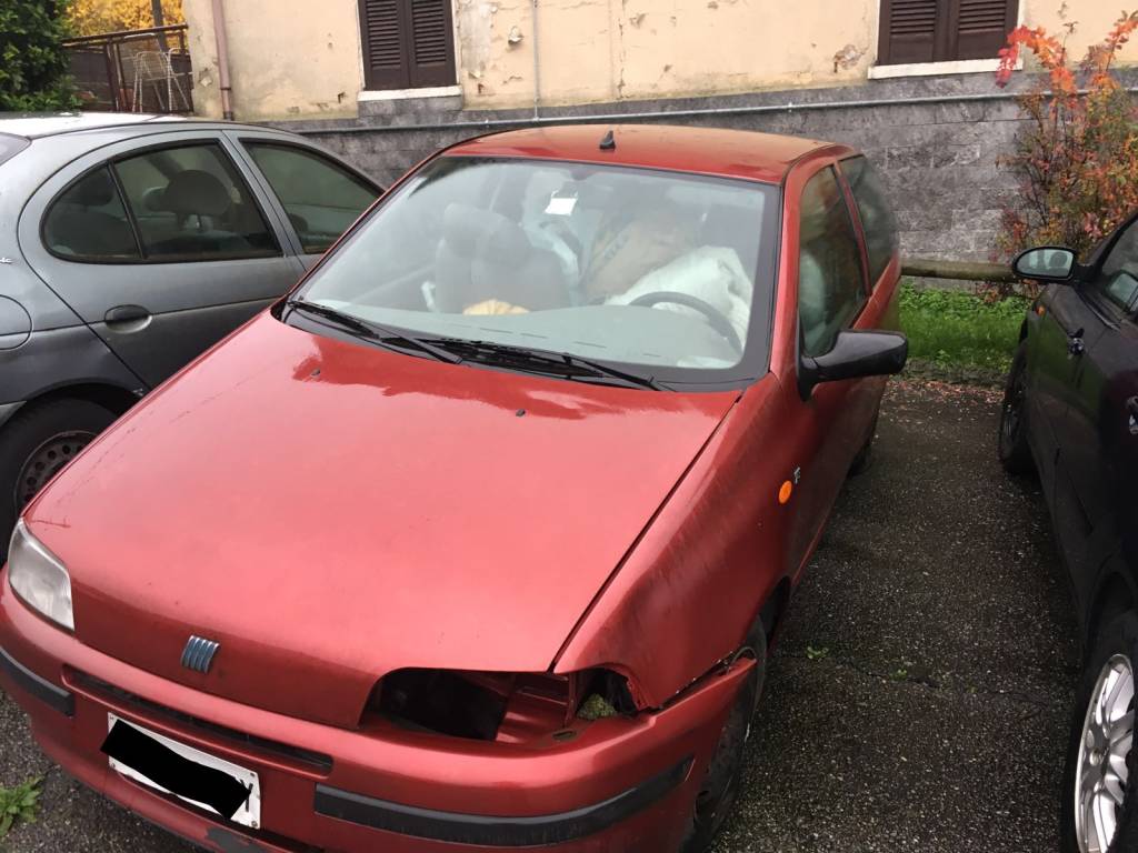 Germignaga, auto abbandonate in Via Fabio Filzi 