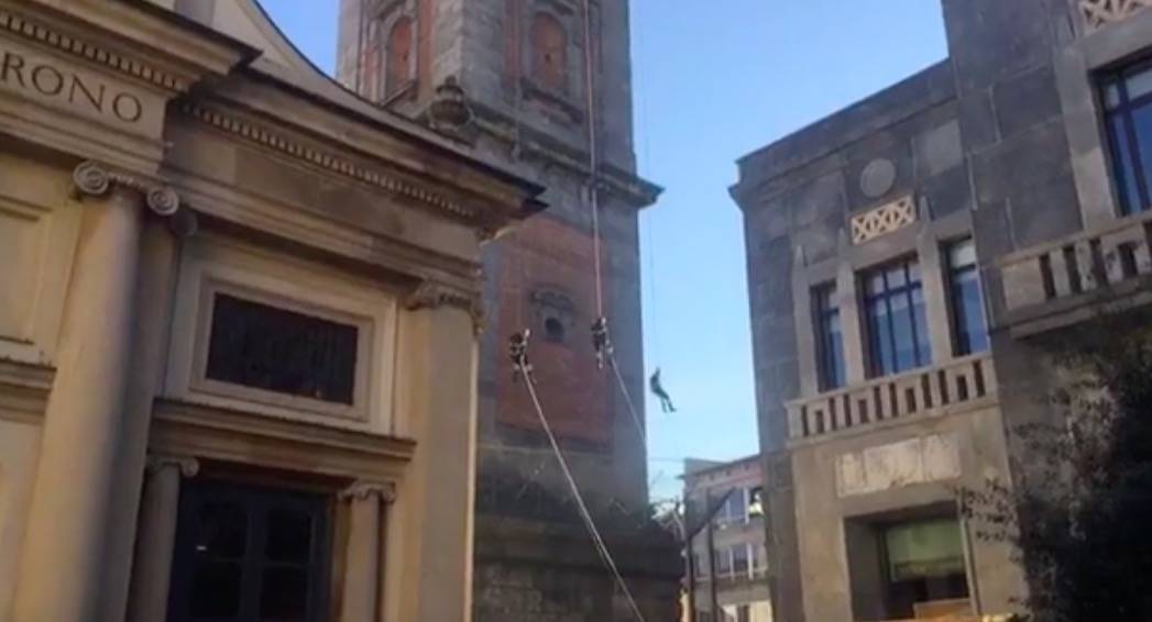 I vigili del fuoco posano la corona sul Bernascone