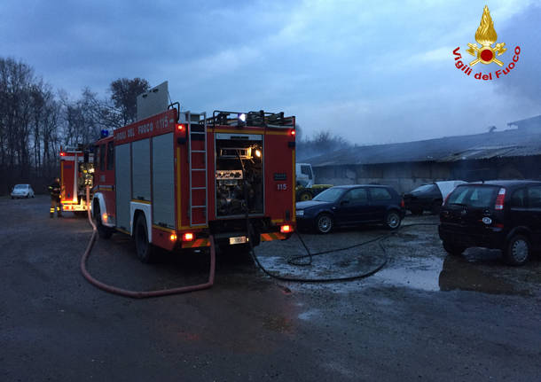 incendio Cardano al Campo dicembre 2016