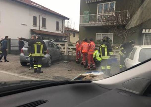 incidente auto contro muro