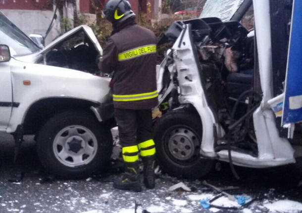 Scontro frontale tra camion e jeep