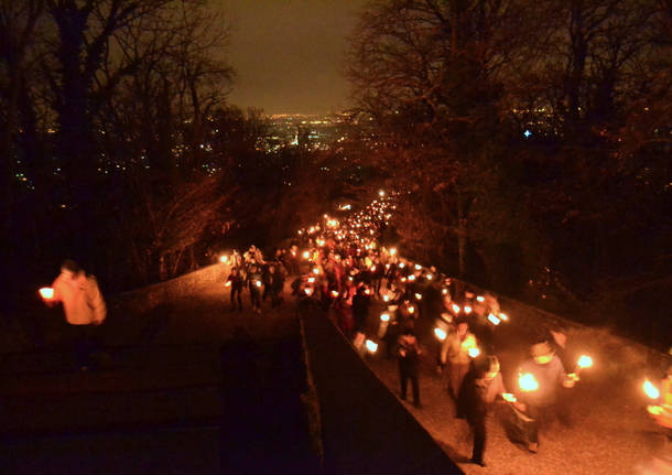 Le fiaccole illuminano il Sacro Monte